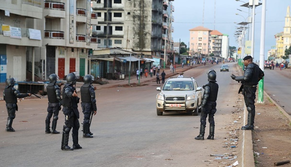 Des officiers Guinées en 2011. © Youssouf Bah/AP/SIPA
