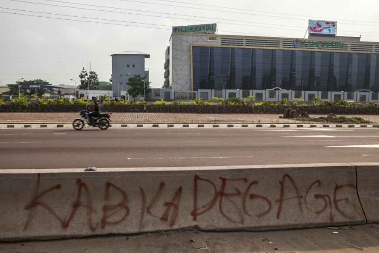 Le message « Kabila dégage » tagué sur un muret d’une avenue de Kinshasa, le 19 décembre 2016. © AFP/Eduardo Soteras