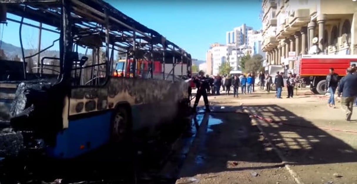 Un bus d’une société de transport a été incendié par les manifestants le lundi 2 janvier 2016 à Béjaïa. © Capture d’écran YouTube/KabylieTimes
