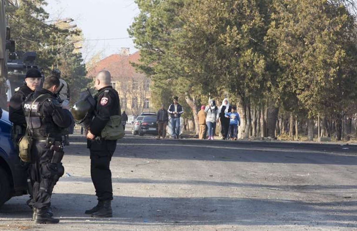 Des policiers bulgares tiennent la garde près d’un centre d’enregistrement, à Harmanli, dans le sud de la Bulgarie, le 25 novembre 2016. © Visar Kryeziu/AP/SIPA