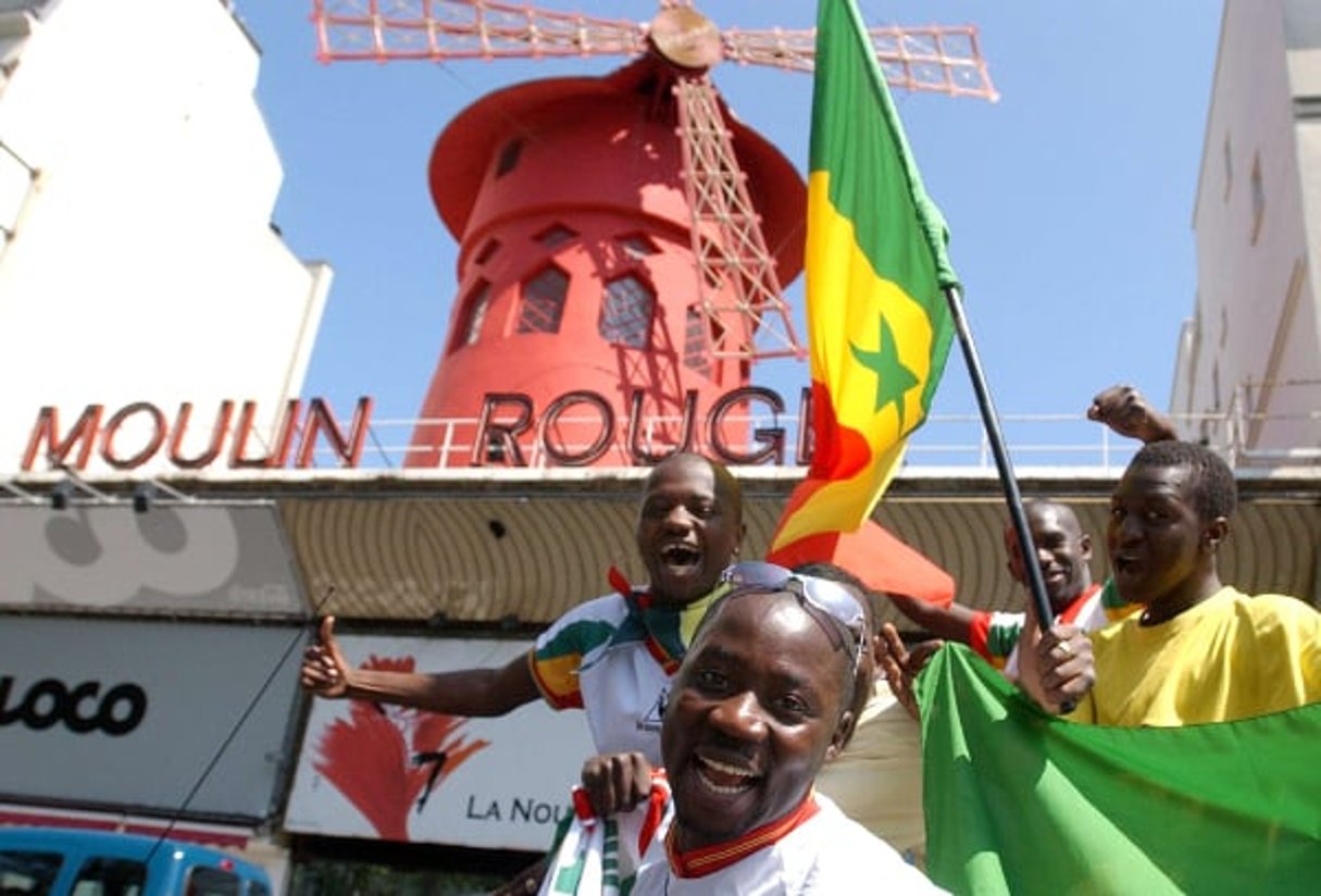 Des supporters de foot sénégalais à Paris, en 2002. © FRANCOIS MORI/AP/SIPA