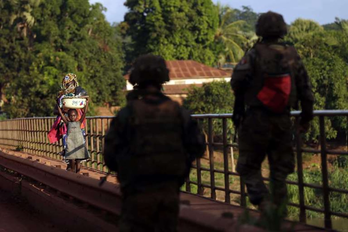 Deux soldats français de la force  Sangaris en Centrafrique, en patrouille à Bambari (centre)) © Jerome Delay/AP/SIPA