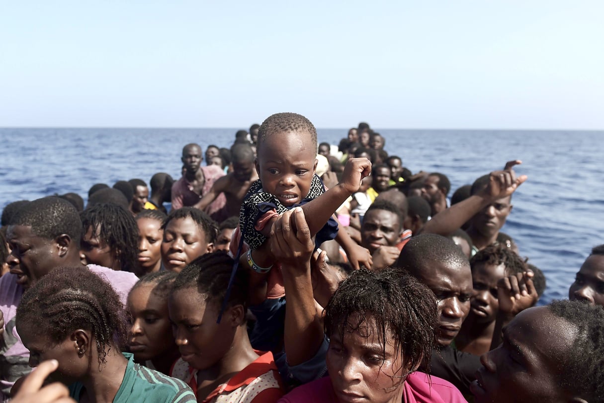 Une embarcation de migrants au large de la Libye, le 4 octobre 2016. © ARIS MESSINIS/AFP