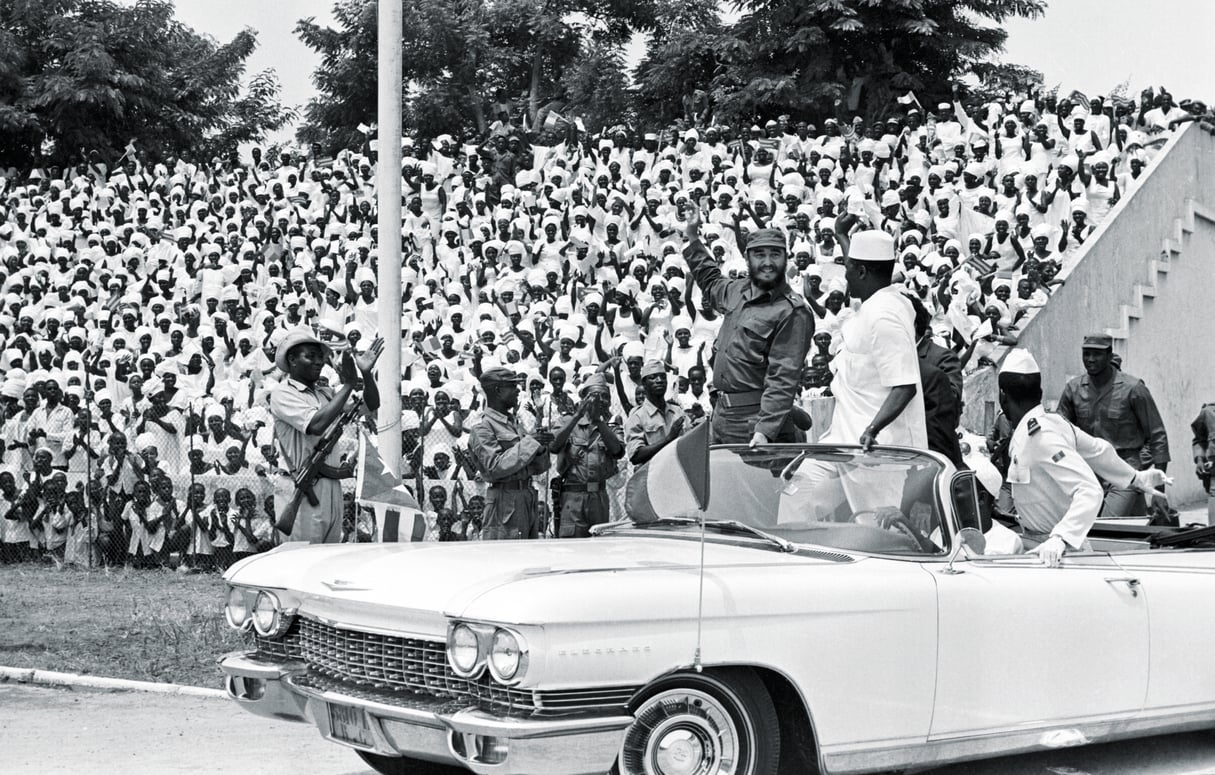 En 1972, Sékou Touré invite Fidel Castro à parader dans le stade de Conakry avant un match de son club favori, le Hafia FC. &copy; Rogelio More/Prensa Latina via AP/SIPA