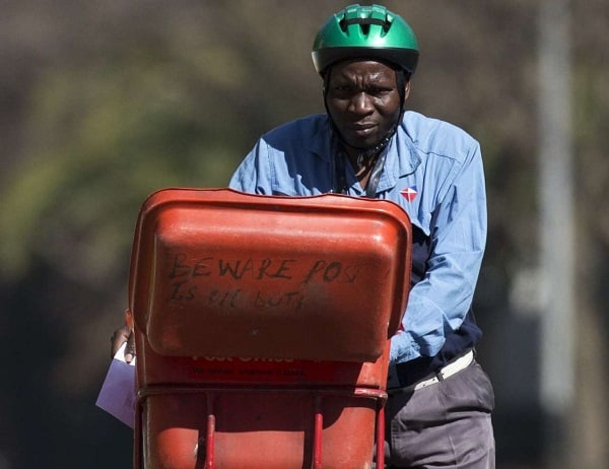 Un facteur à Johannesburg le 6 septembre 2013. © Rebecca Blackwell/AP/SIPA