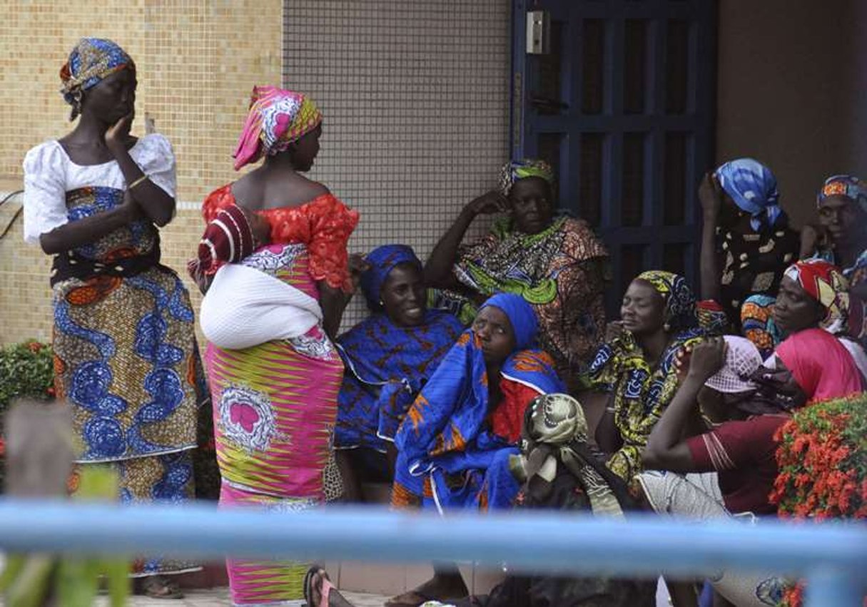 Des proches de familles des lycéennes de Chibok, kidnappées par Boko Haram, attendent devant le ministère de la Condition de la femme, à Abuja, le 18 octobre 2016 © Olamikan Gbemiga/AP/SIPA