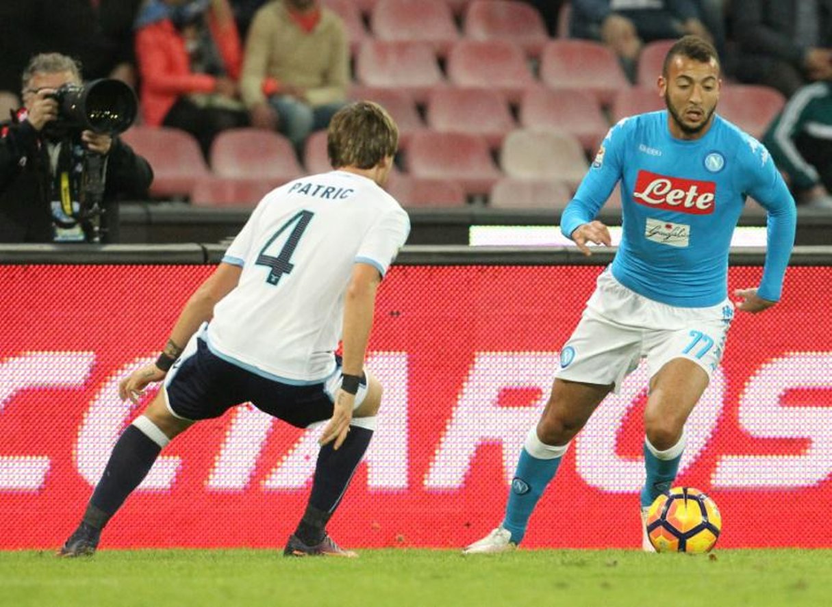 Le milieu de terrain marocain de Naples Omar El Kaddouri (d) lors d’un match face à la Lazio, le 5 novembre 2016 au stade San Paolo. © AFP