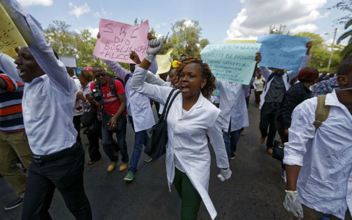 Manifestation des professionnels de la santé à Nairobi le 8 décembre 2016. © Ben Curtis/AP/SIPA