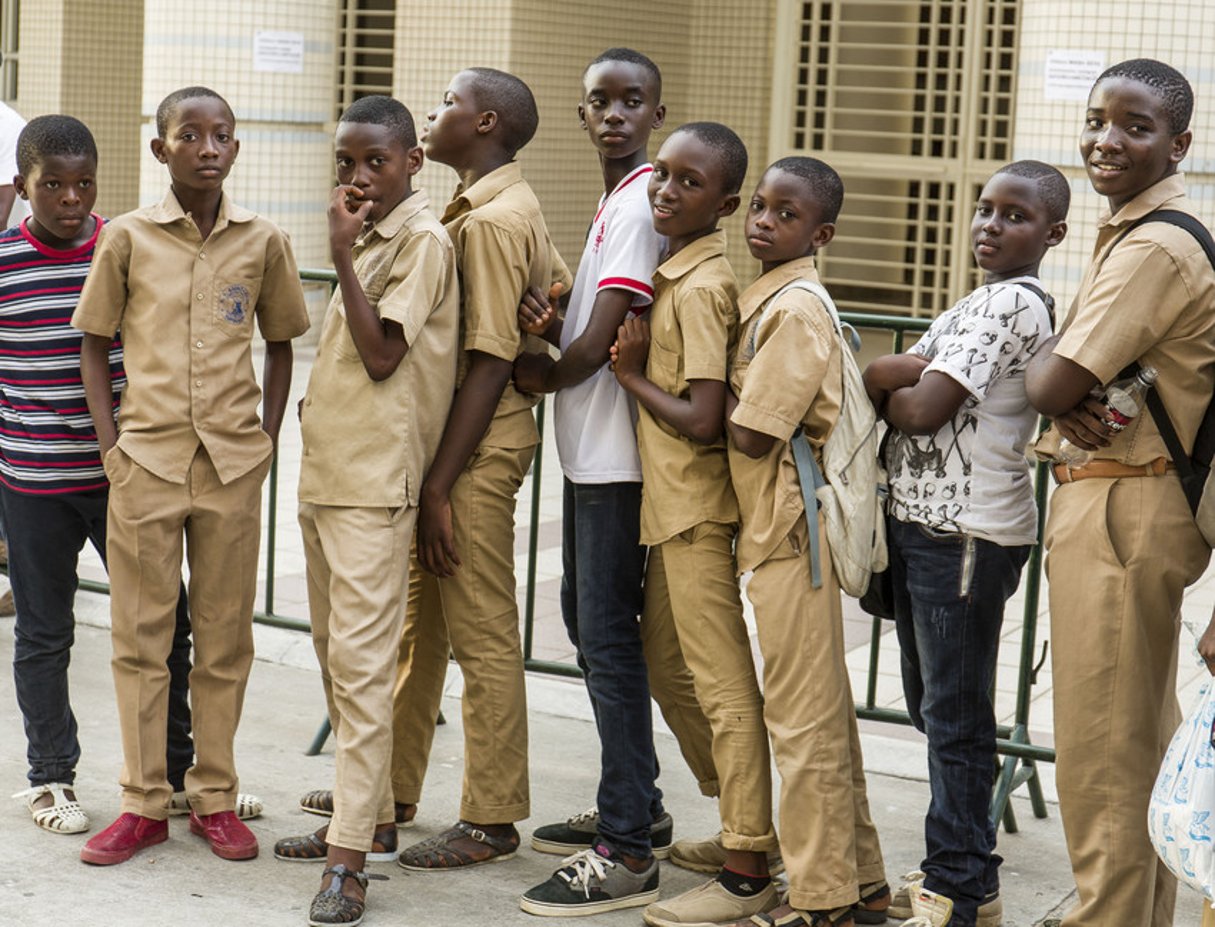 Collégiens à la sortie des cours à Abidjan, Côte d’Ivoire, en mars 2016 . © Jacques Torregano pour JA