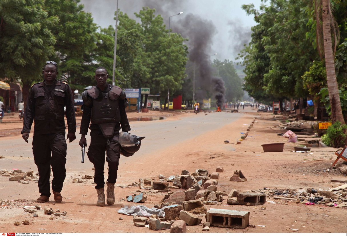 Deux policiers à Bamako, au Mali, en août 2016. © Baba Ahmed/AP/SIPA