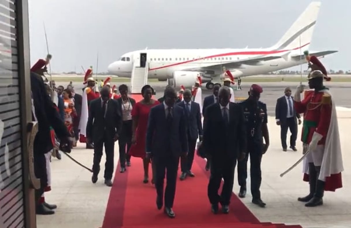 Patrice Talon est accueilli par le vice-président ivoirien, Daniel Kablan Duncan, à l’aéroport d’Abidjan, mercredi 11 janvier 2016. © Capture d’écran/Twitter présidence du Bénin