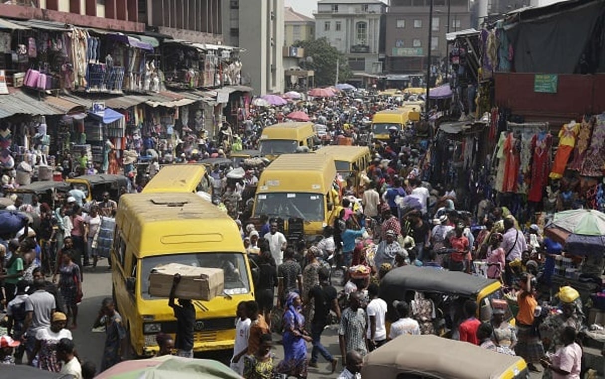 Le Nigeria doit sortir de récession en 2017 a estimé la Banque mondiale. Ici le marché Balogun de Lagos avant les fêtes de Noël. © Sunday Alamba/AP/SIPA