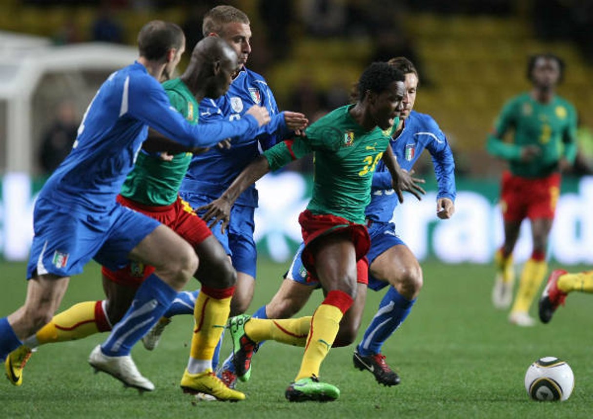 Georges Mandjeck s’arrache du marquage des Italiens lors d’un match amical du Cameroun en 2010. © LIONEL CIRONNEAU/AP/SIPA