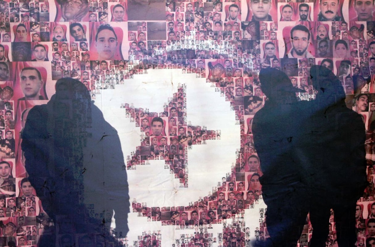 Une affiche des martyrs de la révolution de 2011 exposée en Tunisie. © Amine Landoulsi/AP/SIPA