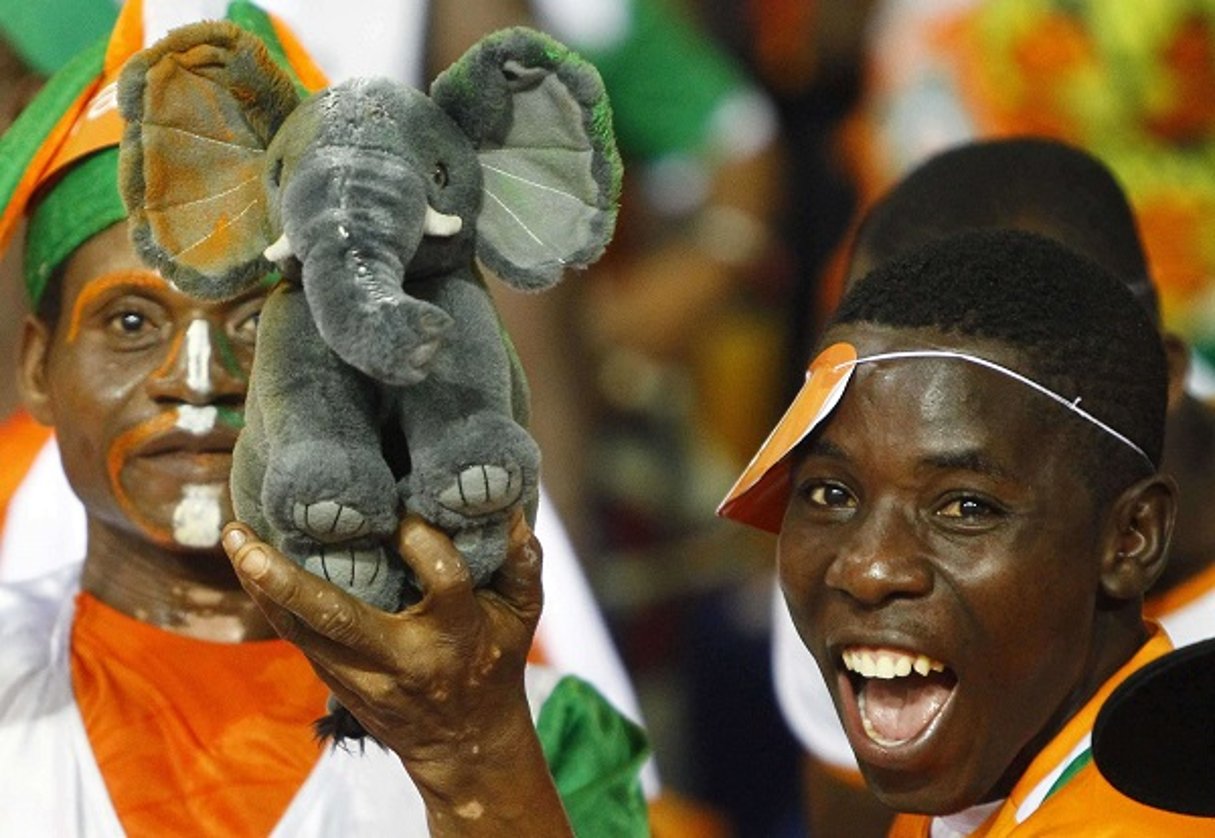 Un supporter ivoirien pendant le match disputé contre le Mali lors de la Coupe d’Afrique des Nations, à Libreville, le 8 février 2012. © Francois Mori/AP/SIPA