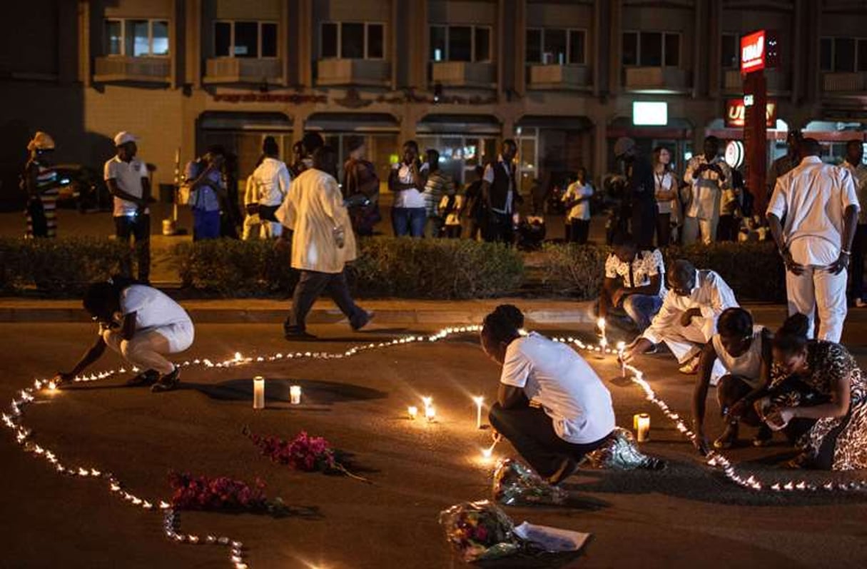 Personnes rendant hommages aux victimes de l’attentat de Ouagadougou, le 23 janvier 2016. © Theo Renaut/AP/SIPA