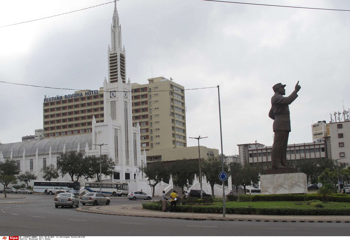 Le 9 octobre 2015 une statue en bronze de l’ancien Samora Machel dans la capitale Maputo © Christopher Torchia/AP/SIPA