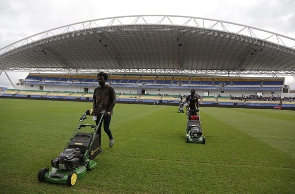 Des employés préparent la pelouse du stade de l’Amitié, à la veille de la CAN 2017, le 13 janvier 2017. © Sunday Alamba/AP/SIPA