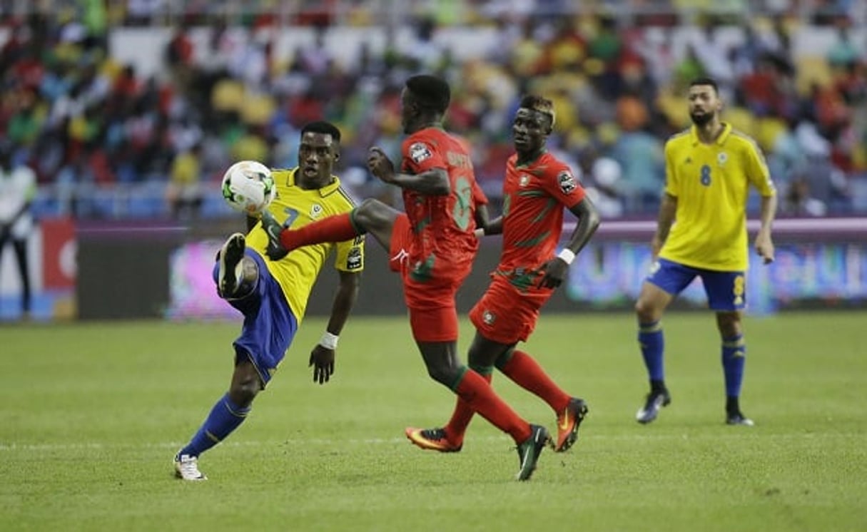 A gauche, Malick Evouna, lors du match contre la Guinée Bissau, pendant la Coupe d’Afrique des Nations 2017 au stade de l’Amitié à Libreville, le 14 juillet 2017. © Sunday Alamba/AP/SIPA