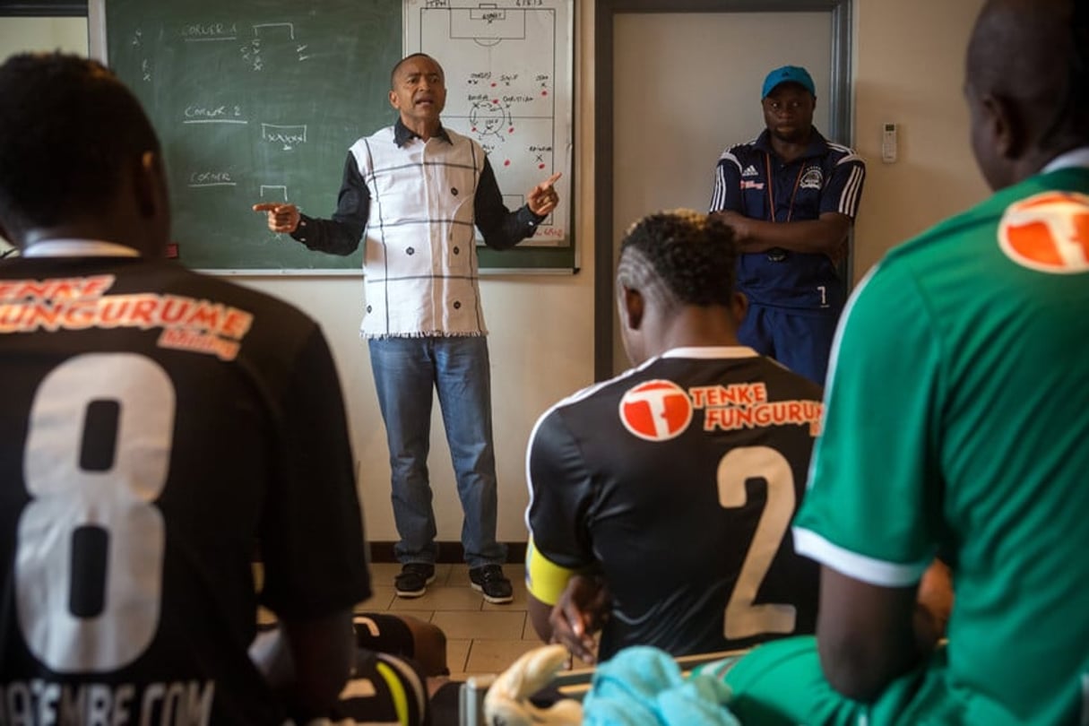Moïse Katumbi, président du club de football TP Mazembe, encourage son équipe dans les vestiaires pendant la mi-temps, lors d’un match contre le club Lubumbashi Sport, au stade de Kamalondo, le 4 mars 2015. © Gwenn Dubourthoumieu/JA