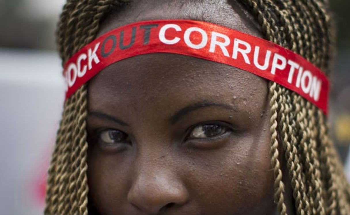 Une jeune femme s’apprêtant à manifester contre la corruption à Nairobi le 1er décembre 2015.