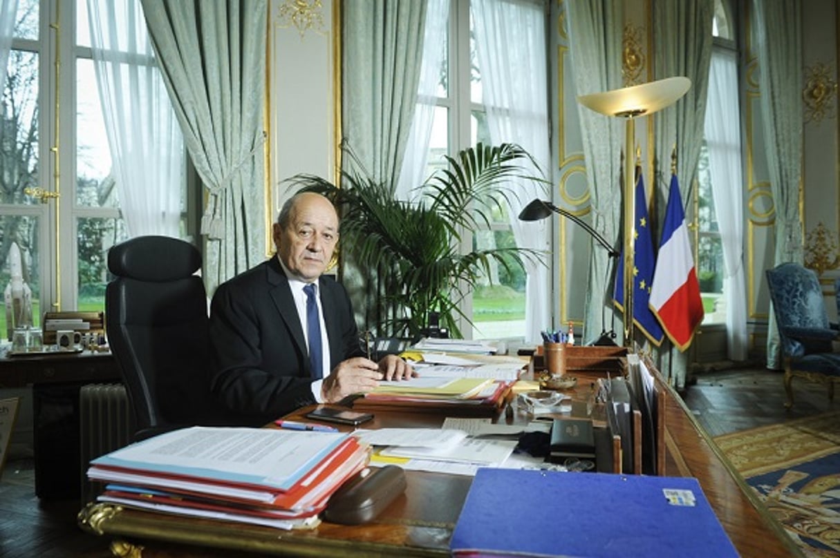 Jean-Yves Le Drian, Ministre de la Défense, à son bureau parisien rue Saint-Dominique, le 30 novembre 2015. © Vincent Fournier/JA