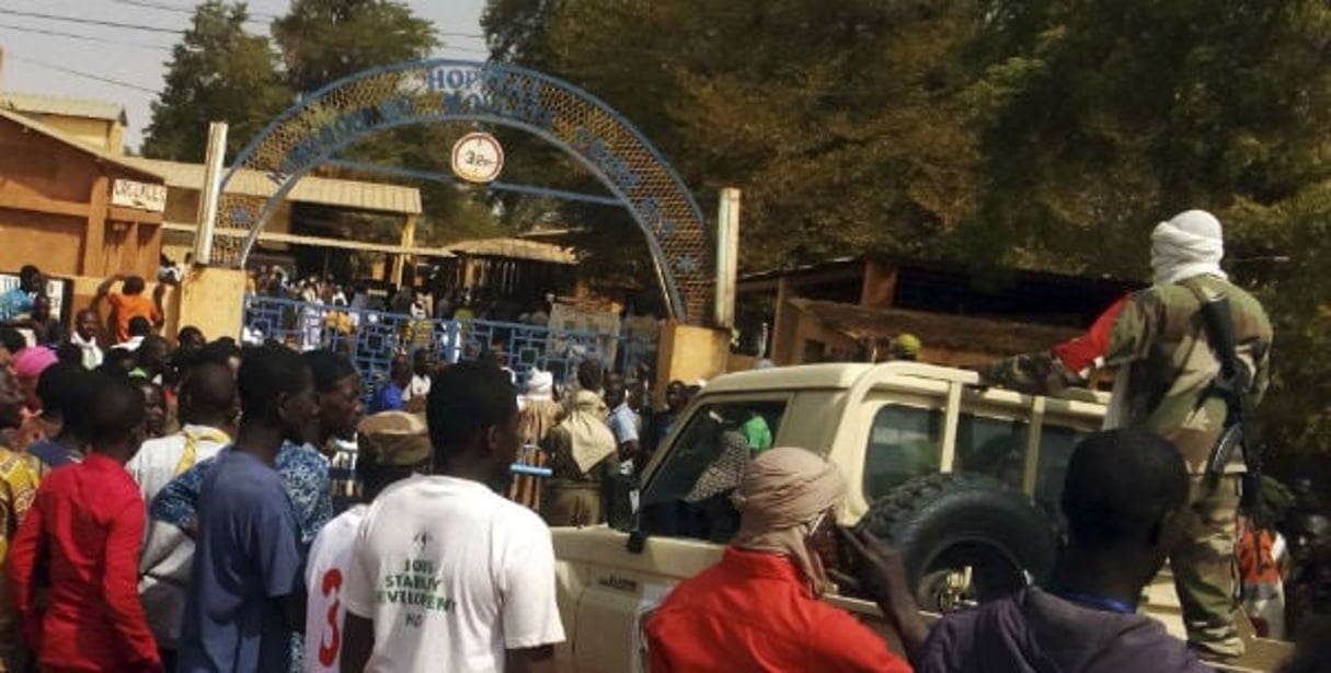 Un camion militaire approche de l’entrée d’un hôpital où les blessés de l’attentat contre la base de Gao ont été transportés, le 18 janvier 2017. © Yacouba Cisse/AP/SIPA