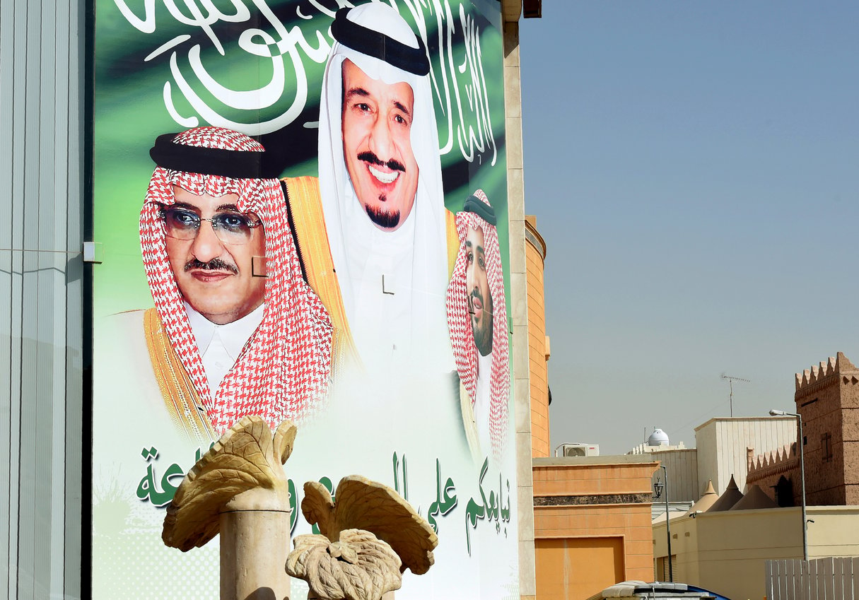 Les trois hommes forts du pays	: le roi Salman, son fils Mohamed (à dr.) et son neveu Mohamed Ibn Nayef. © Nureldine Fayez/AFP