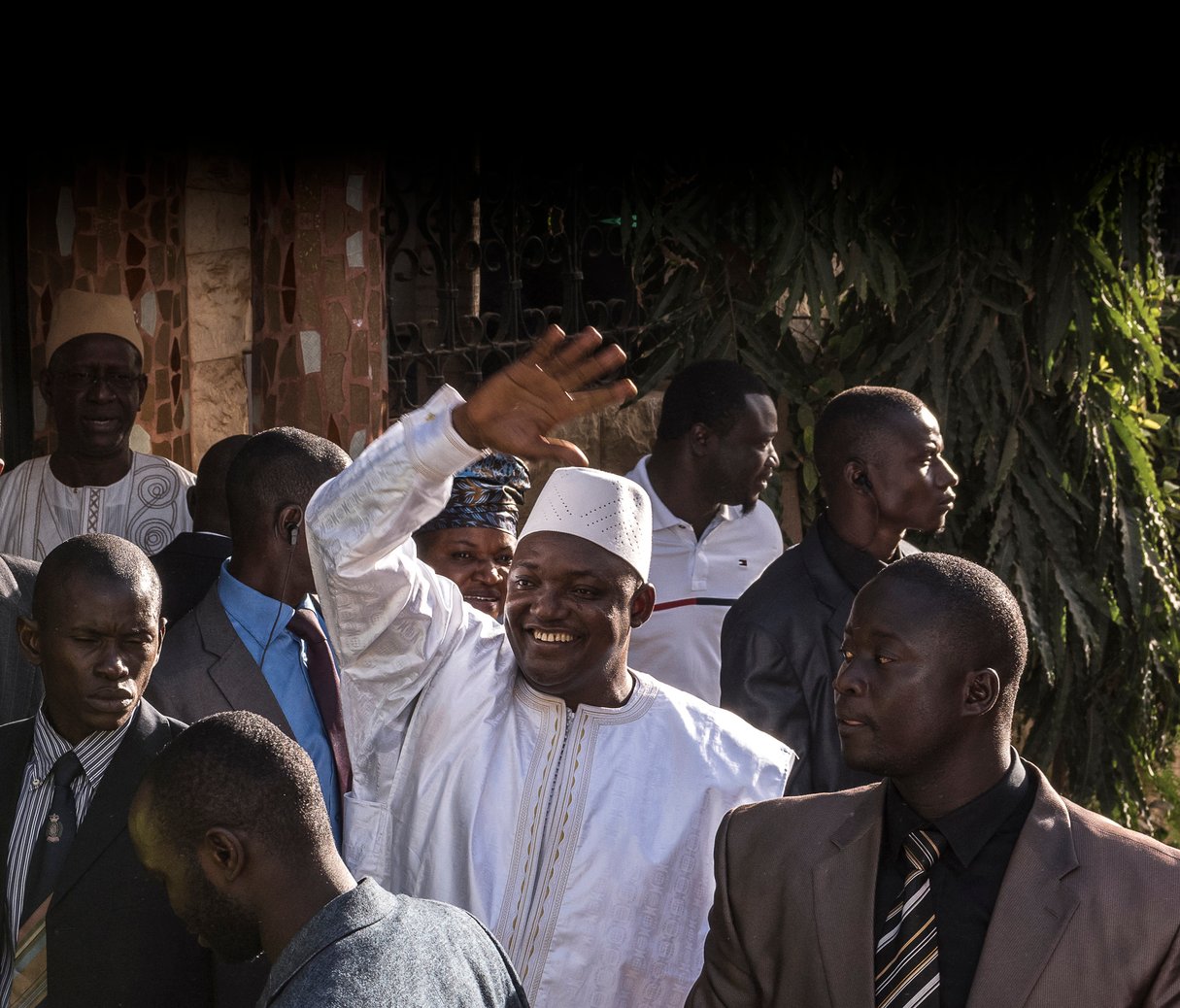 C’est au sein de l’ambassade de Gambie à Dakar que le nouveau président a prêté serment, le 19 janvier 2016. © SERGEY PONOMAREV/NYT-REDUX-REA