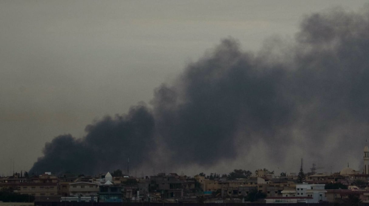 Un nuage de fumée s’échappe des faubourgs de Benghazi le 19 mars 2011. © Anja Niedringhaus/AP/SIPA