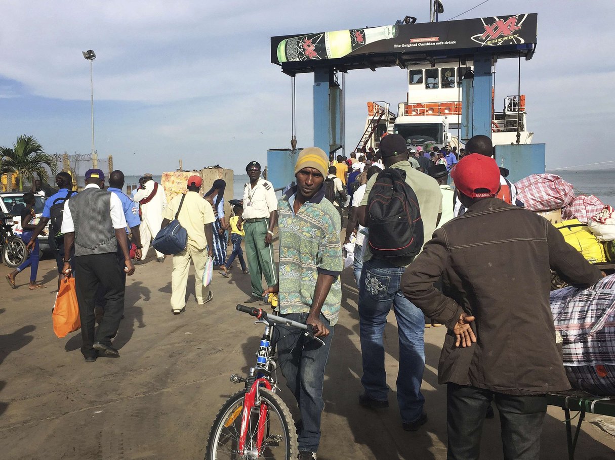 Des civils embarquent à bord d’un ferry pour le Sénégal, à Banjul, le 18 janvier 2017. © AP/SIPA