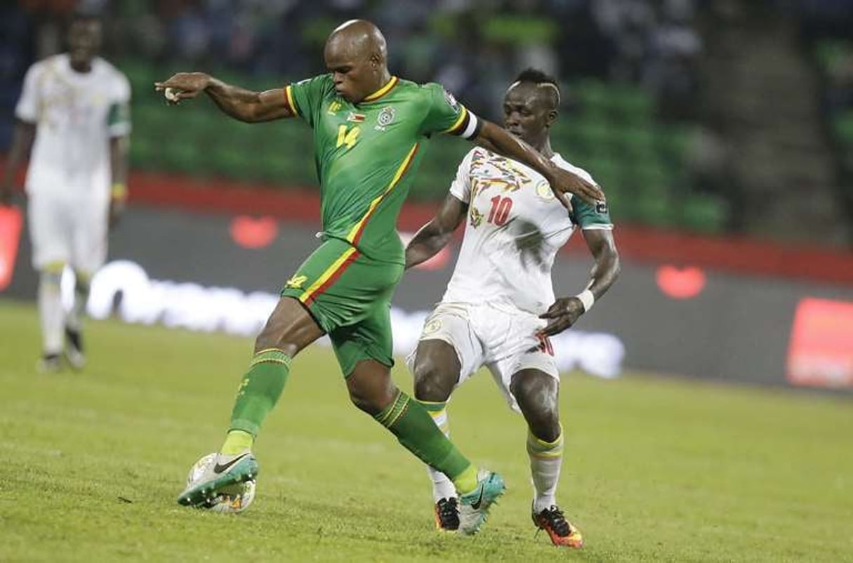 L’international sénégalais, Sadio Mané (droite), face au Zimbabwéen Willard Katsande, lors d’un match de la CAN-2017 à Libreville le 19 janvier 2017.