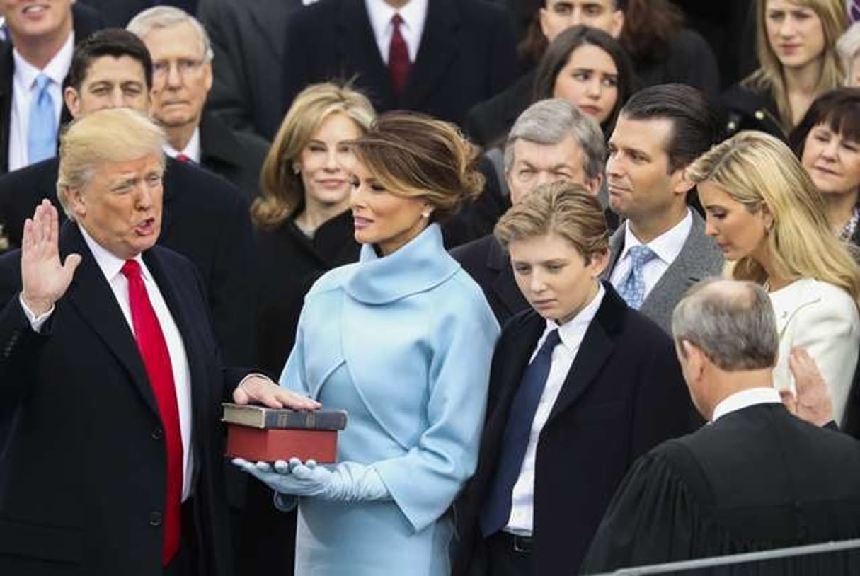 Donald Trump prête serment sur deux bibles tenues par son épouse Melania, à Washington le 20 janvier 2017. © Andrew Harnik/AP/SIPA