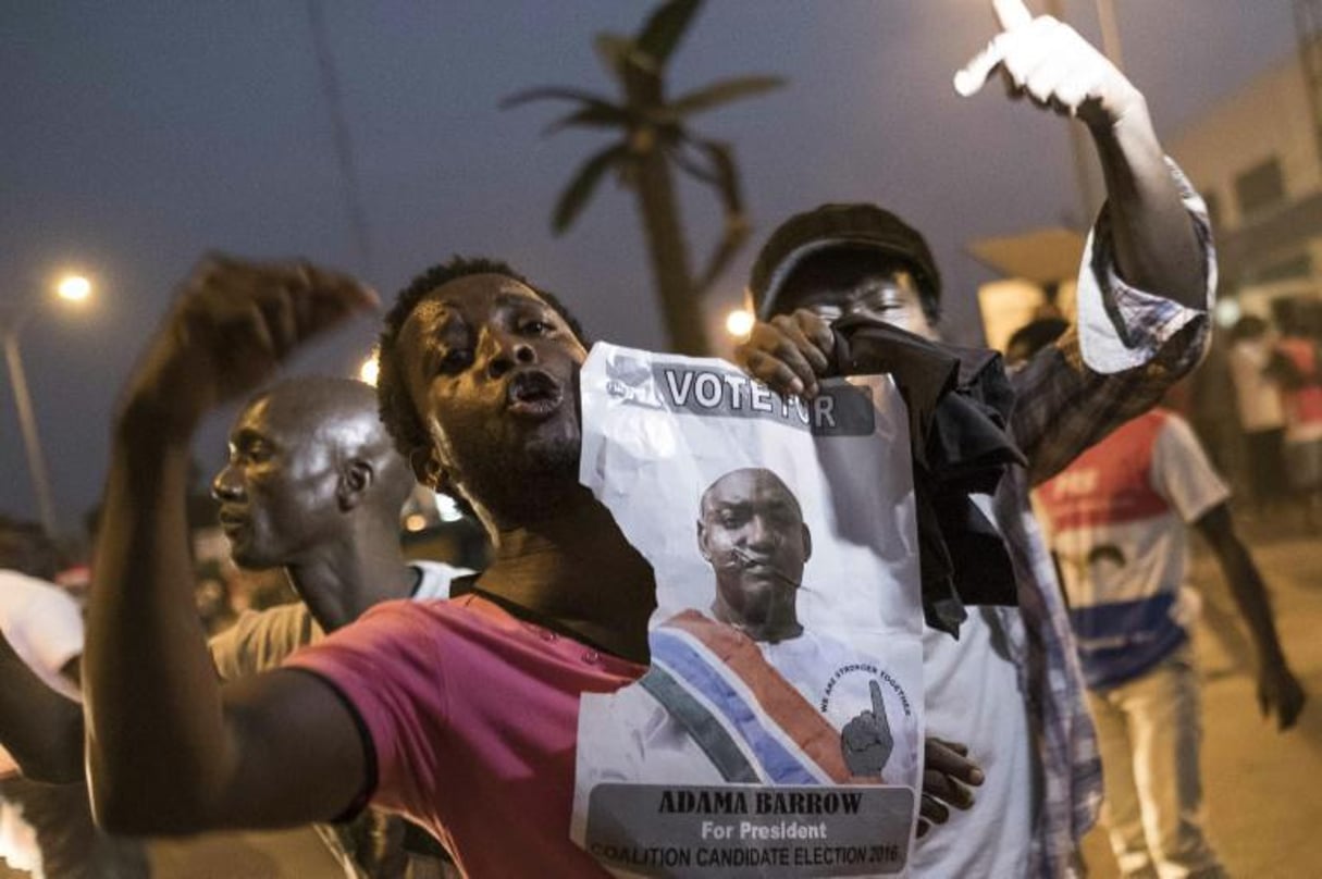 Des Gambiens fêtent l’investiture du président Adama Barrow, le 19 janvier 2017 à Banjul. © AFP