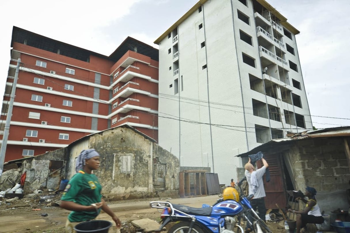 Conakry (Guinée). Près du centre ville, les immeubles neufs poussent au milieu des quartiers insalubres. © Vincent FOURNIER/Jeune Afrique