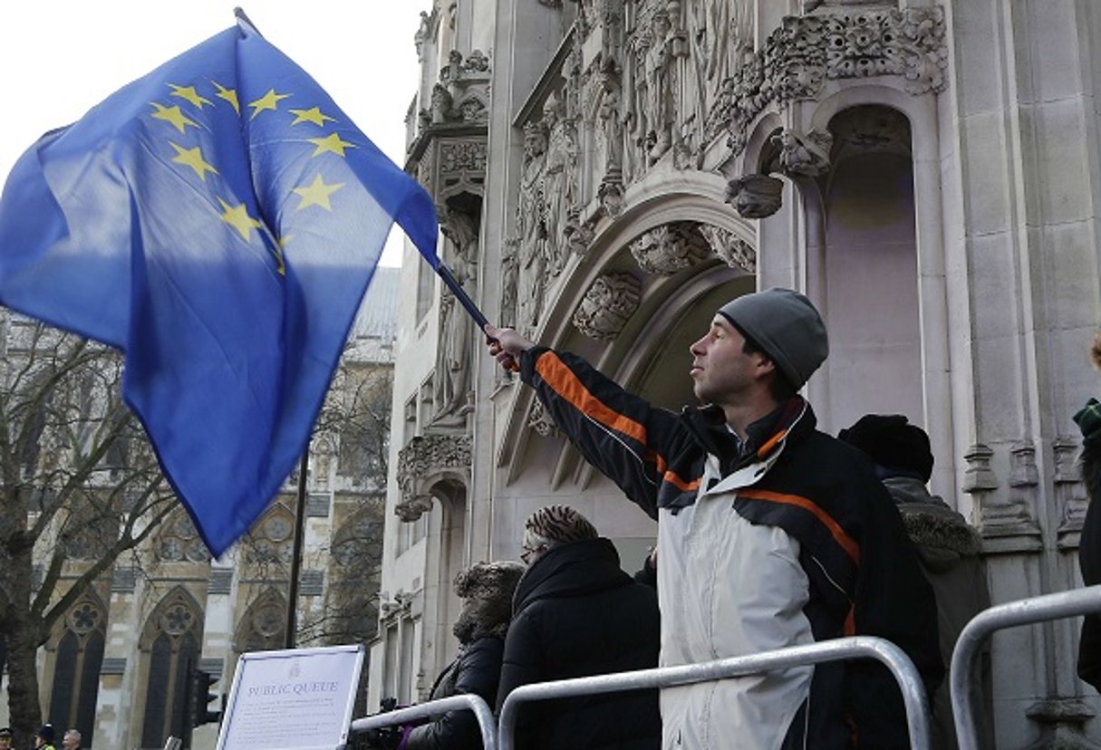 Un homme agite un drapeau européen devant la Cour suprême à Londres le 5 décembre 2016. © Frank Augstein/AP/SIPA
