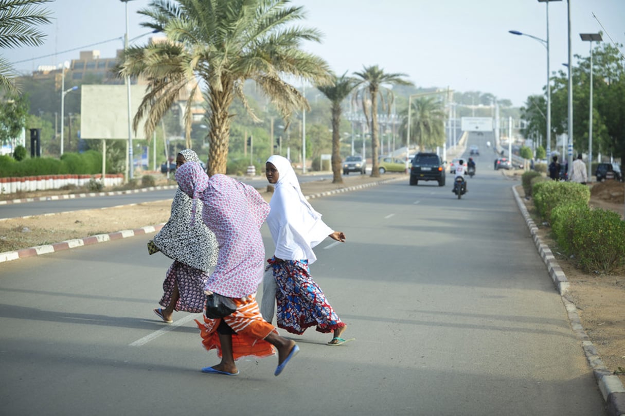 Des jeunes filles traversent le boulevard de la République, à Niamey (Niger). © Vincent Fournier/JA