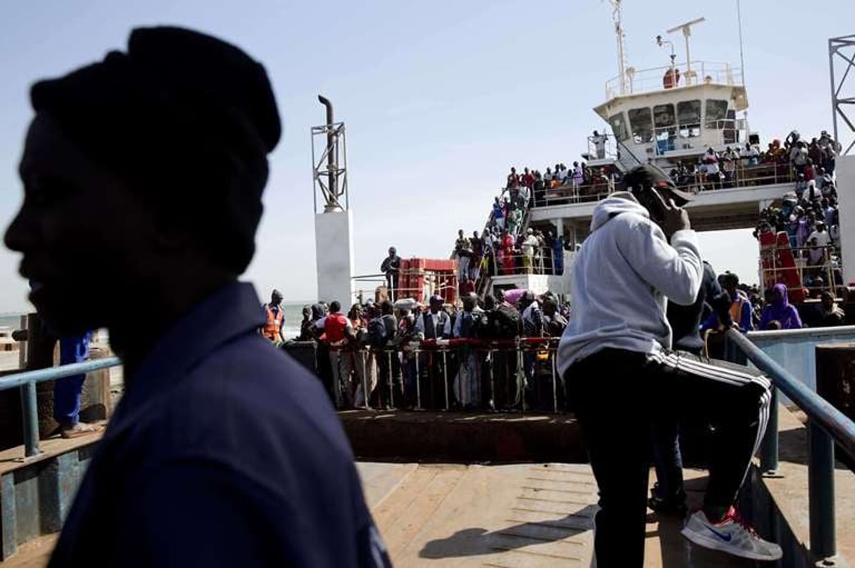Un ferry transportant des réfugiés fuyant la Gambie en pleine crise post-électorale, le 22 janvier 2017. © Jerome Delay/AP/SIPA