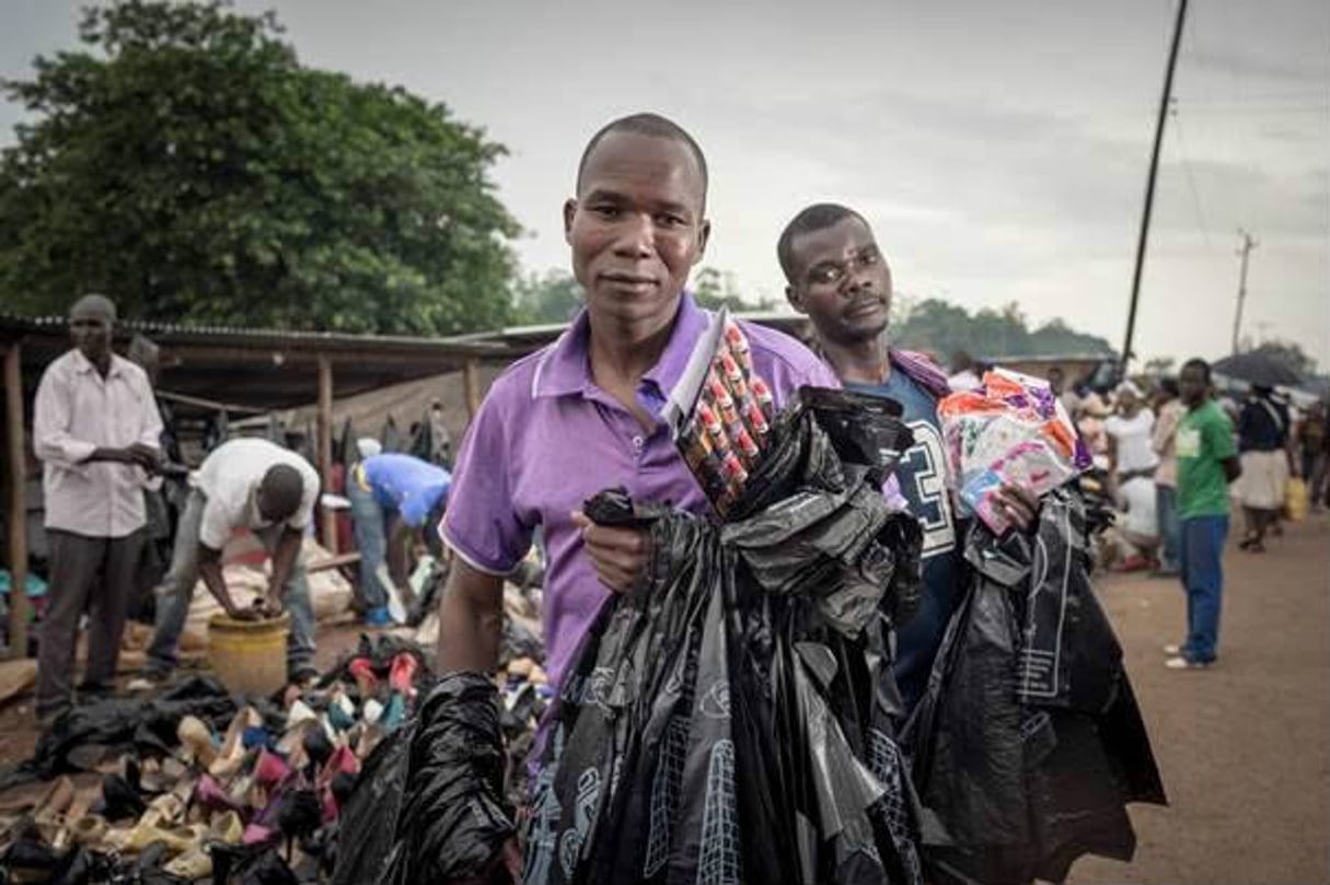 Mayeso Gwanda, un marchand de rue de 36 ans, a été arrêté en mars 2015 sur le chemin du marché où il vend des sacs en plastique, et inculpé en vertu de la loi sur « les voyous et les vagabonds » en vigueur au Malawi, vieille de 192 ans. © Sven Torfinn/Panos, pour Open Society Foundations
