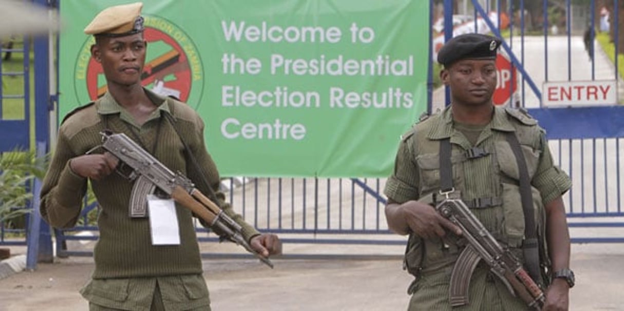 Des policiers zambiens, lors de la présidentielle de 2015. © Tsvangirayi Mukwazhi/AP/SIPA