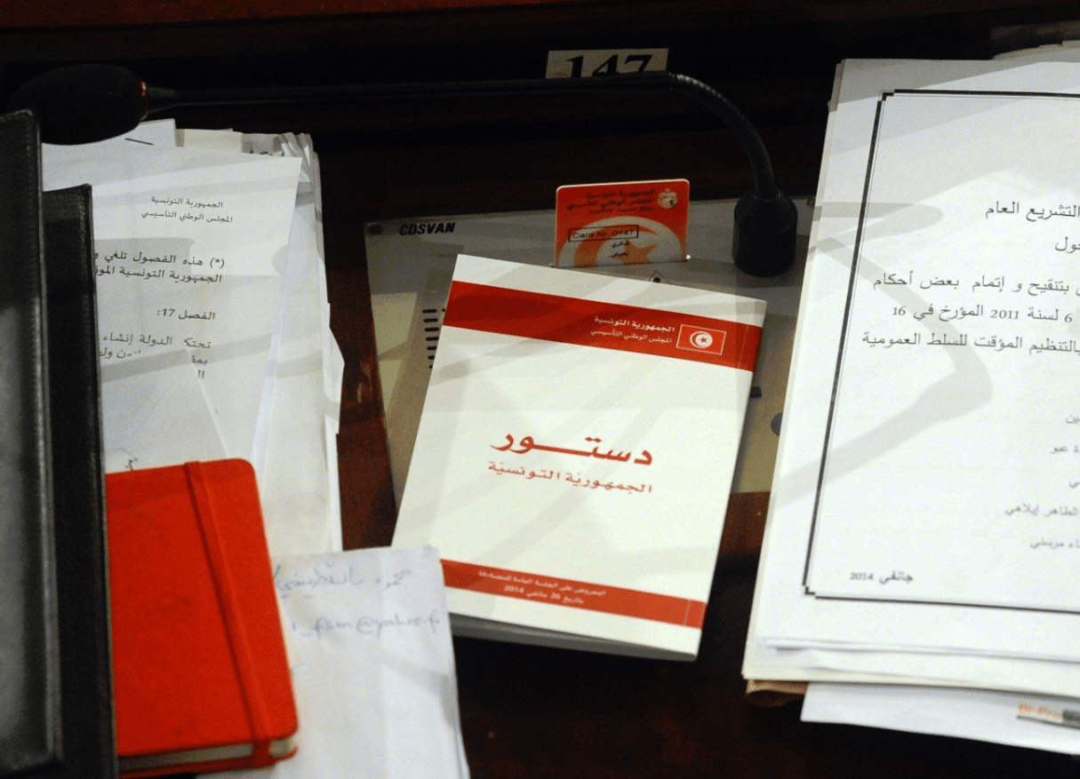 Une copie de la nouvelle Constitution tunisienne, sur un des bureaux de l’Assemblée, le 27 janvier 2014. © Hassene Dridi/AP/SIPA
