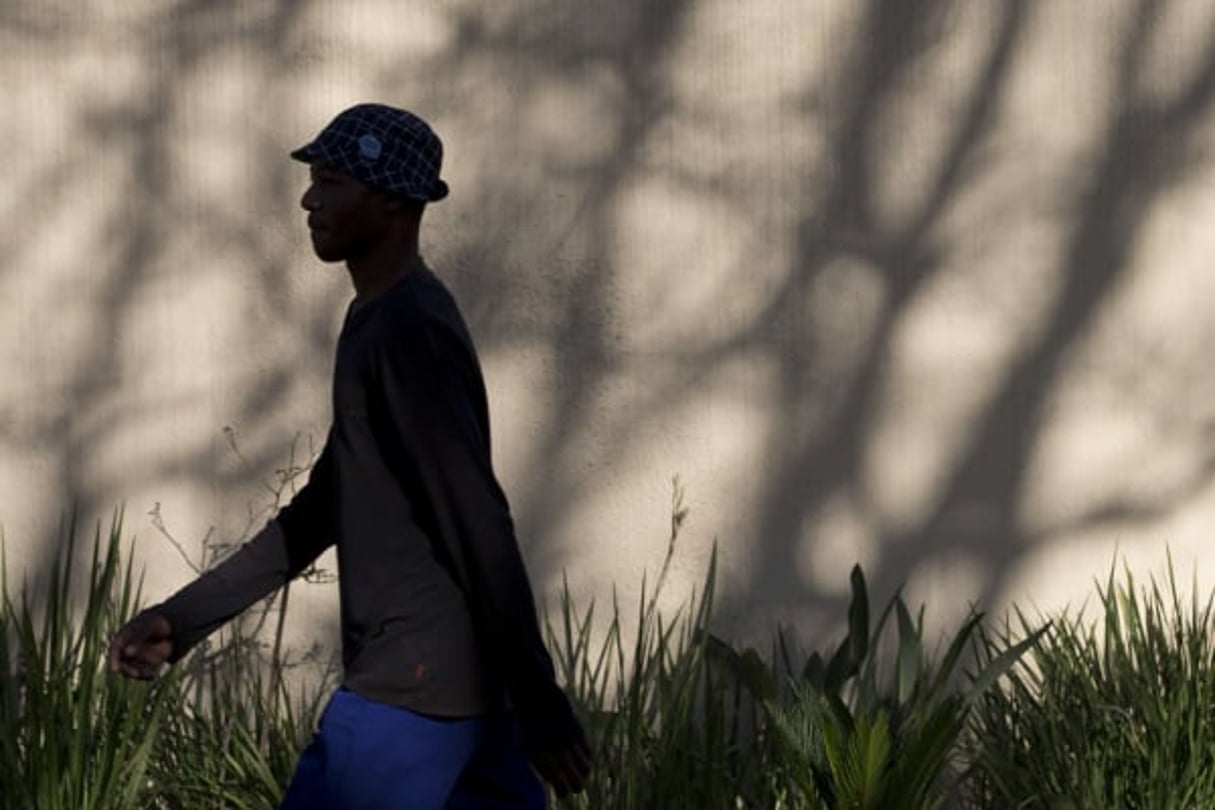 Un homme marche dans l’ombre en Afrique du Sud (image d’illustration). © Rebecca Blackwell/AP/SIPA