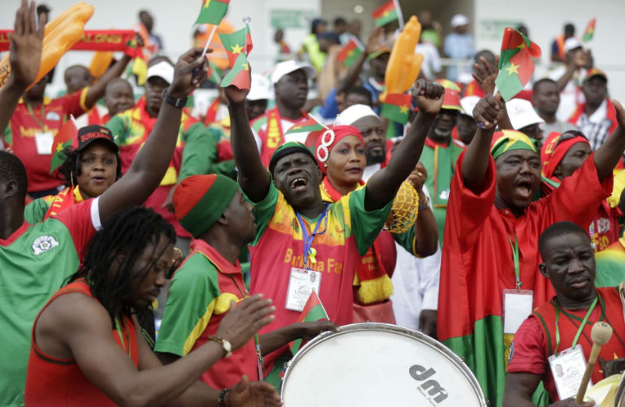 Des supporters burkinabè lors du match face au Gabon, le 18 janvier à Libreville. © Sunday Alamba/AP/SIPA