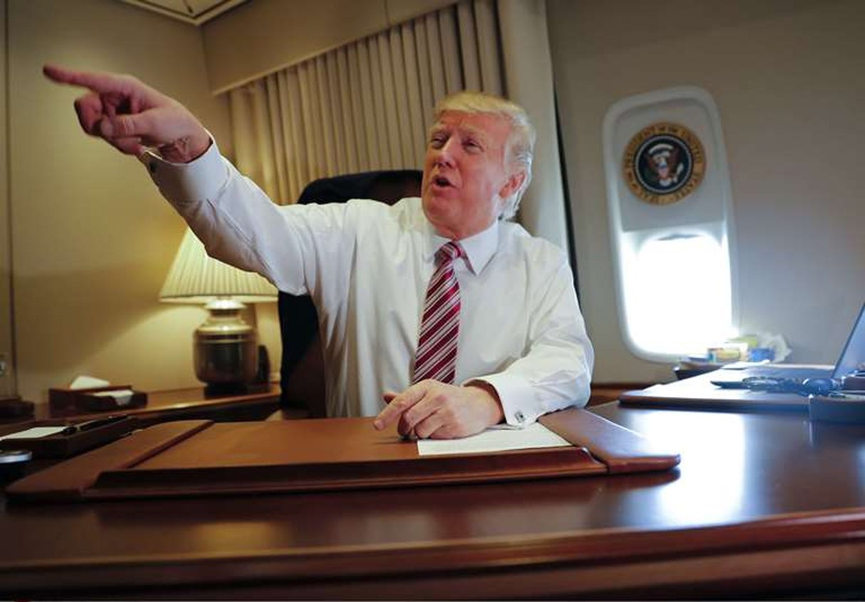 Le président américain Donald Trump dans le jet présidentiel à son arrivée à la base aérienne d’Andrews, le 26 janvier 2017. © Pablo Martinez Monsivais/AP/SIPA