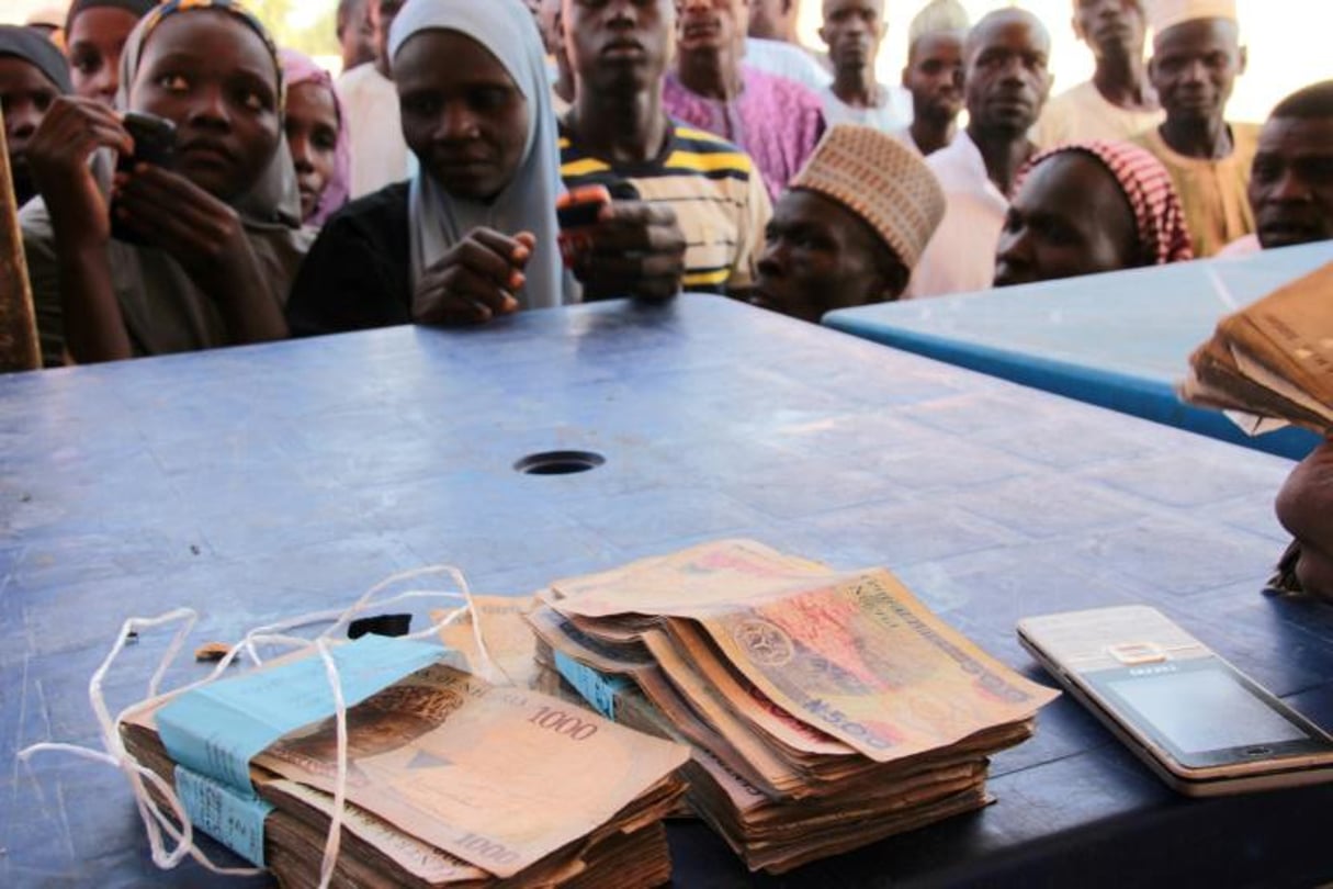 Une photo fournie par le PAM montre des Nigériens qui font la queue pour recevoir de l’argent à la colonie Muna, dans la banlieue de Maiduguri, le 24 janvier 2017. © André Vornic/AFP