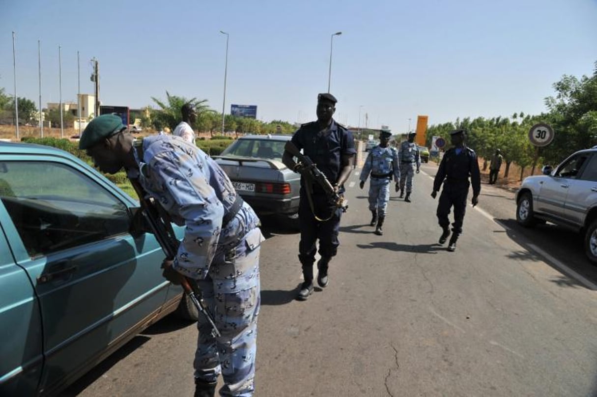 Des policiers maliens contrôlent des véhicules, le 17 janvier 2013 à Bamako. © Issouf Sanogo/AFP