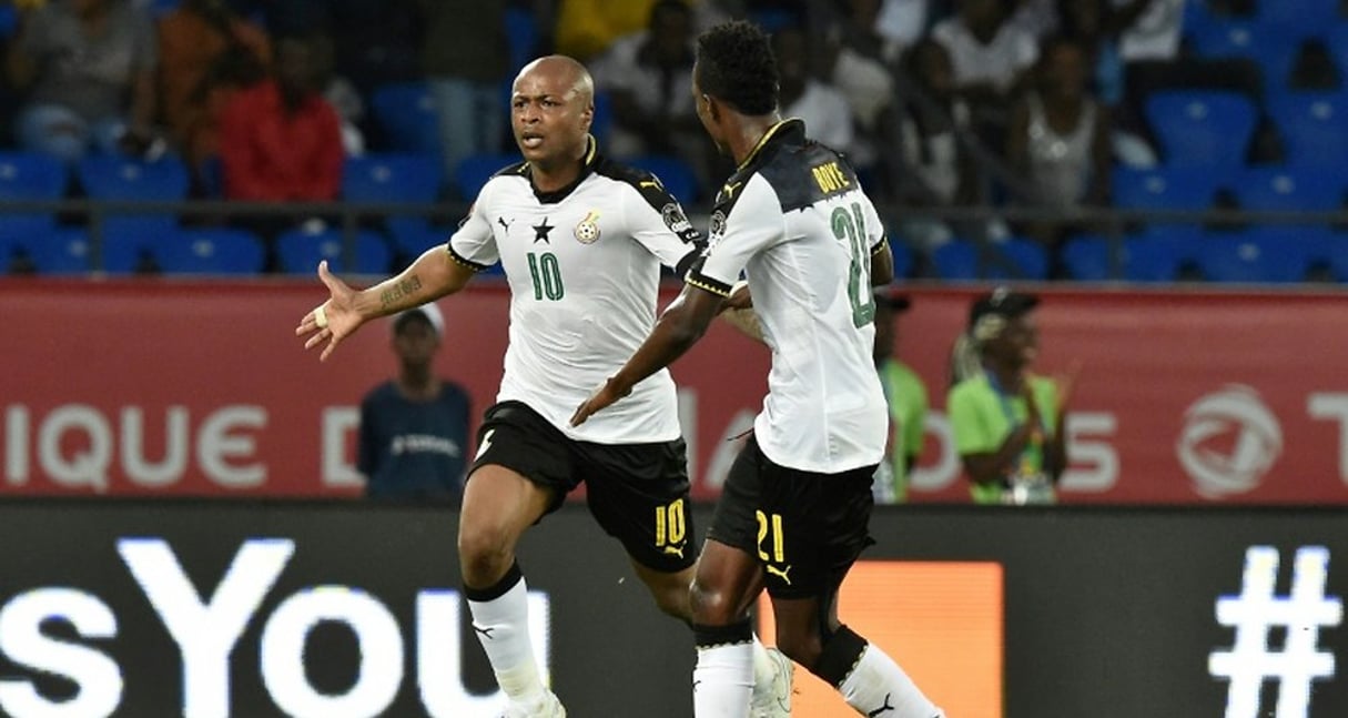 L’attaquant ghanéen André Ayew, célébrant son but avec le défenseur John Boye lors du quart de finale Ghana-RD Congo durant la CAN-2017, le 29 janvier 2017 à Oyem. © AFP