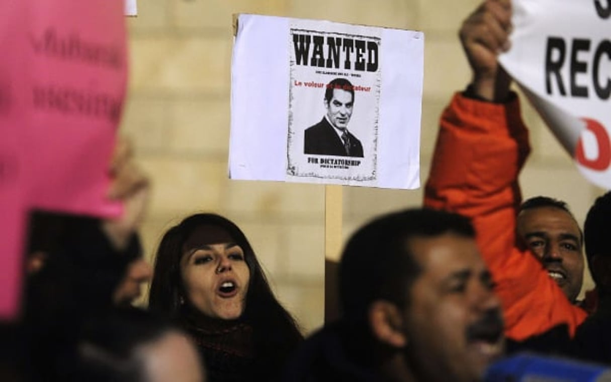 Une manifestante tient un dessin de Ben Ali, durant une manifestation en Egypte contre Hosni Moubarak, en 2011, au Caire. © MANU FERNANDEZ/AP/SIPA