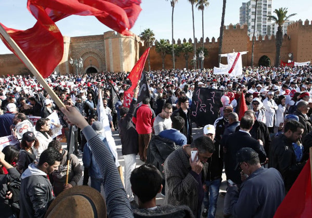 Une ancienne manifestation avait rassemblé le Mouvement du 20 février et les enseignants stagiaires  le 24 janvier 2016. © Abdeljalil Bounhar/AP/SIPA