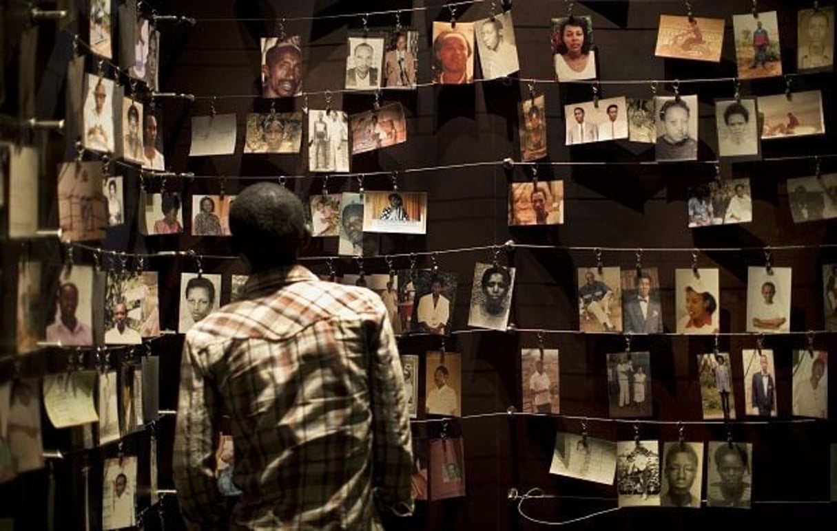Un visiteur observe des photos de victimes au Mémorial de Kigali, le 5 avril 2014. © Ben Curtis/AP/SIPA